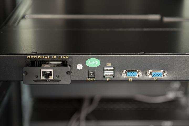 Produktbild Digitus Modulare Konsole mit 19" TFT (48,3cm), 16-Port KVM & Touchpad, spanischer Tastatur