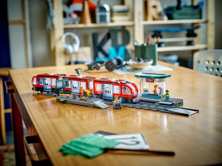 Produktbild LEGO Strassenbahn mit Haltestelle (60423, LEGO City)