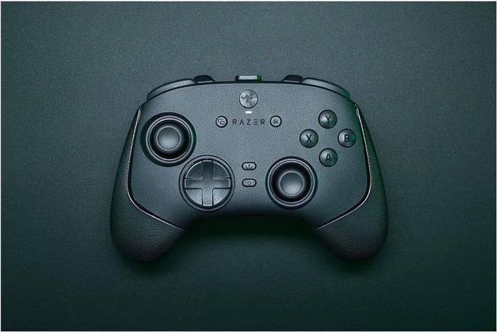 Actual product image Razer Wolverine V3 Pro (PC)