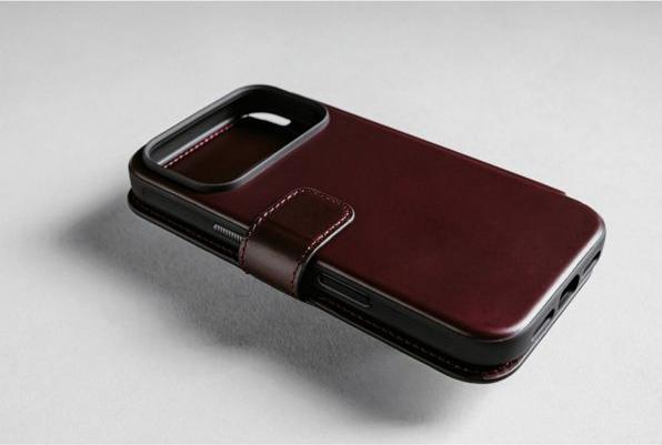 Actual product image Nomad Modern Leather Folio - Lederhülle für iPhone Max, Horween-Leder (Apple iPhone 17 Pro Max)