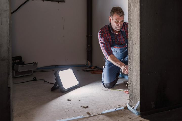 Produktbild Brennenstuhl Mobiler LED Strahler DINORA 10050 10600lm, IP54,Stedo,5m H07RN-F 3G1.5 (10600 lm)