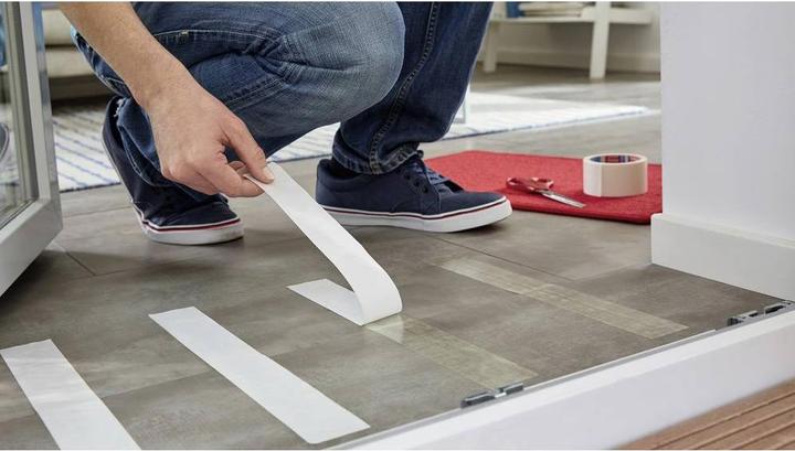 Produktbild tesa Verlegeband REMOVABLE, doppelseitiges Klebeband, rückstandsfrei entfernbar (50 mm)