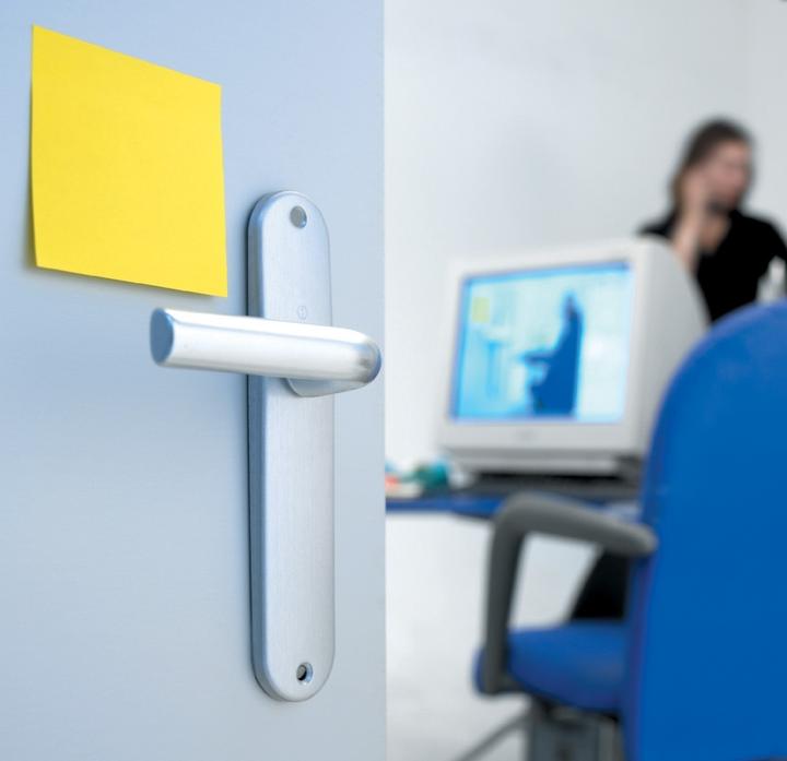 Actual product image 3M Post-It Black/Yellow Sticky Note, 90 Notes per Pad, 76mm x 76mm (76 x 76 mm)