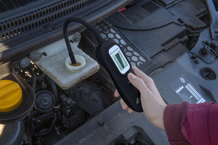 Produktbild AGT Professional Bremsflüssigkeits-Tester mit Display, LED, Wassererkennung, DOT3/4/5.1