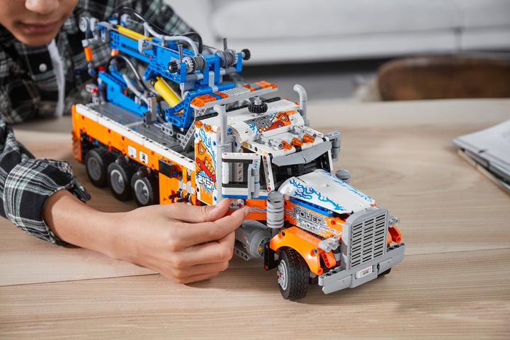 Actual product image LEGO Technic 42128 Heavy tow truck (42128, LEGO Technic)