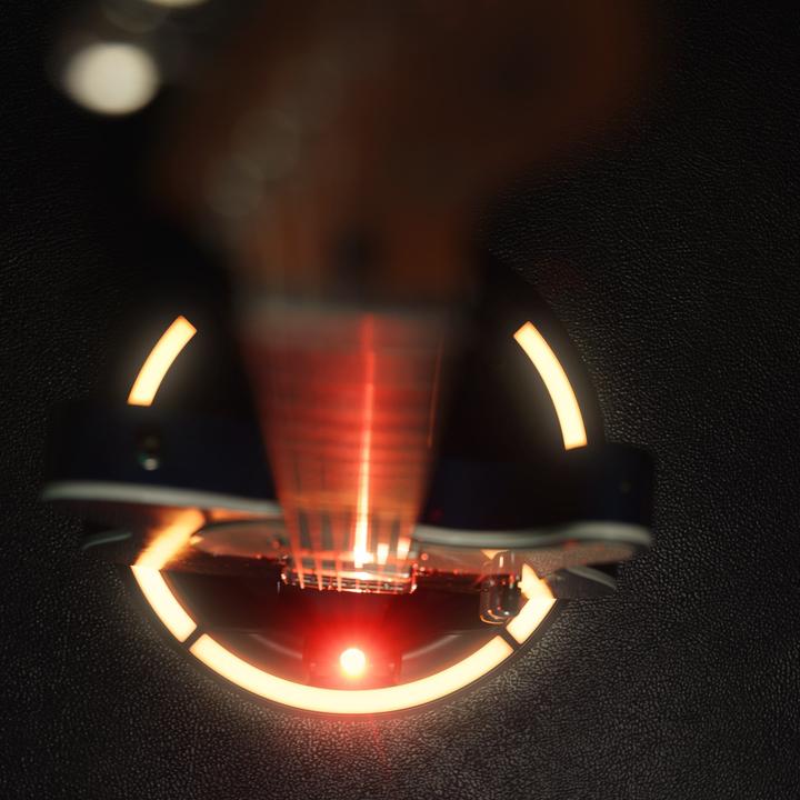 Produktbild Gravity GS LS 01 NH B - Guitar GLOW STAND®, Neckhug (E-Bass, E-Gitarre)