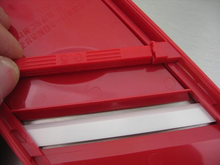 Actual product image Kyocera Universal plane, 4-stage cutting thickness adjustment, red