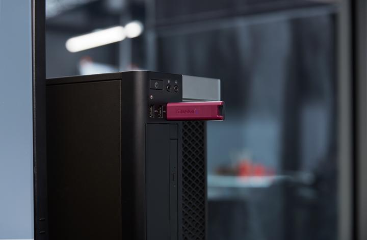 Actual product image Kingston DataTraveler Max (1000 GB, USB-A)