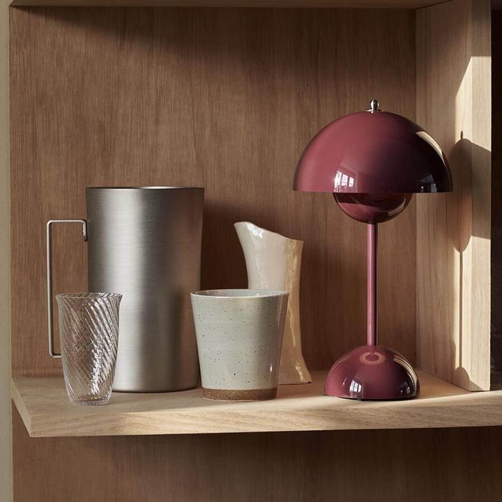 Produktbild &Tradition Flowerpot VP9 Portable Tischleuchte Dark Plum (270 lm)