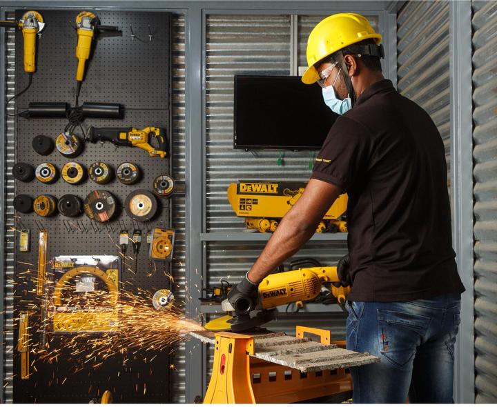 Actual product image DeWalt DWE496QS 230mm angle grinder (230 mm)