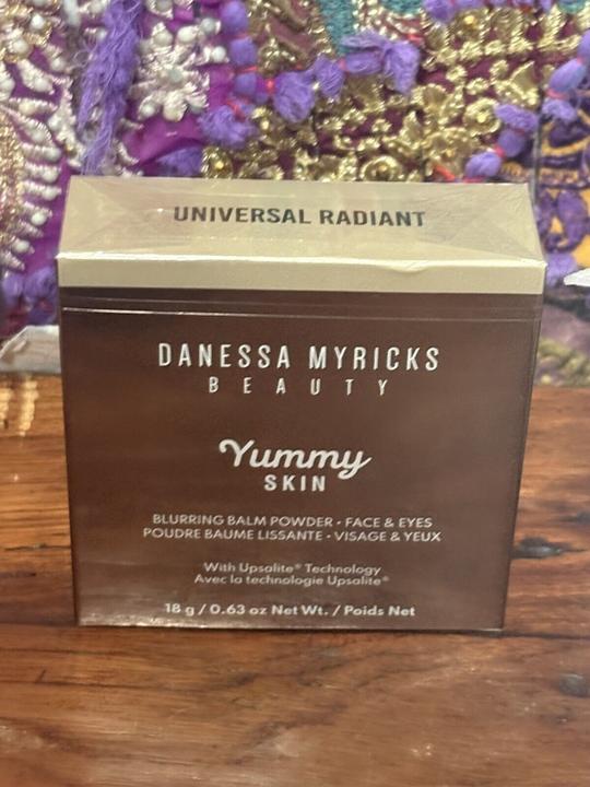 Produktbild Danessa Myricks Yummy Skin - Blurring Balm Powder Universal Radiant (Universal Radiant)