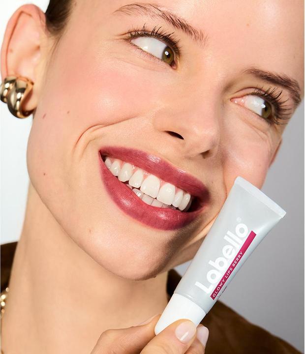 Actual product image LABELLO Glowy Lips Berry (Lip balm, 10 ml)
