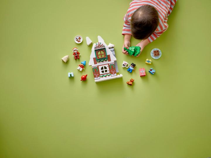 Actual product image LEGO Gingerbread House with Father Christmas (10976)