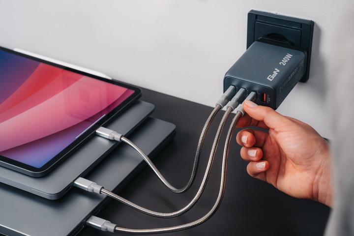 Actual product image Verbatim GaN Charger (240 W)