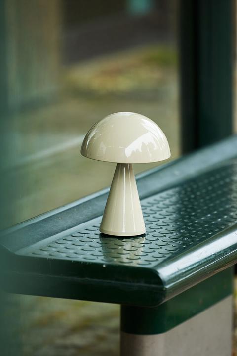 Actual product image Hübsch Mush Tragbare Lampe Sandfarben