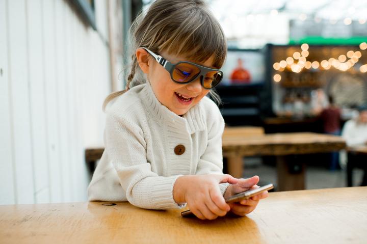 Actual product image Mokki ScreenSafe grey 2-5 years click & change