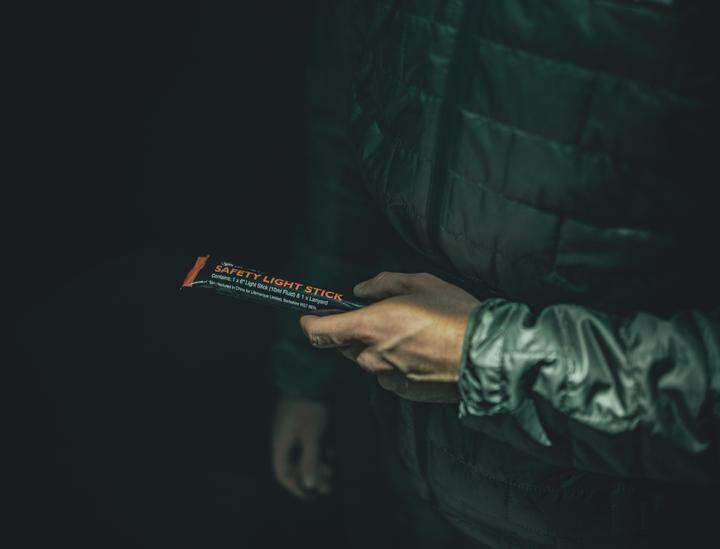 Produktbild Lifesystems 15H Glow Sticks – Green/Orange (2 Pack)