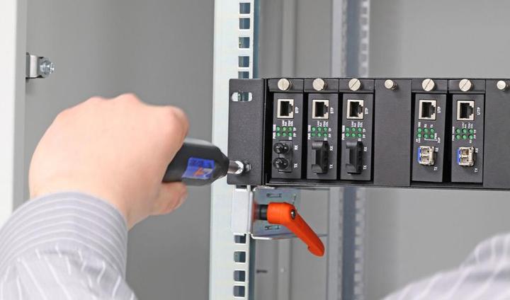 Produktbild Tecline Geh EFB Montagehilfe "Dritte Hand" für alle 48,30cm (19") Lochrasterprofile