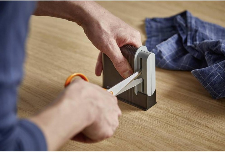 Actual product image Fiskars Clip - Sharp scissors sharpener (22.40 cm)