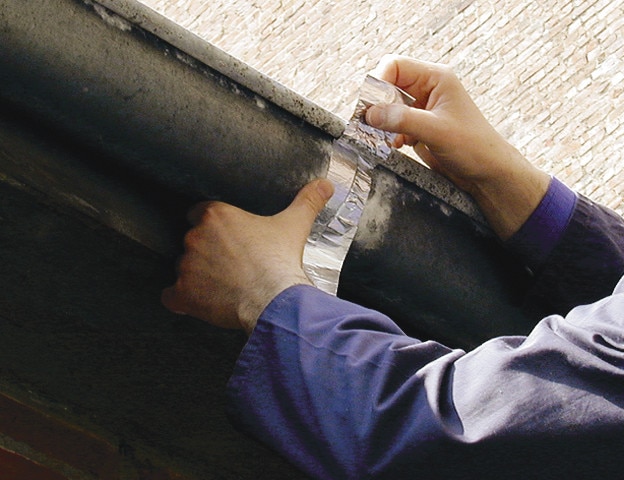 Produktbild tesa Aluminiumband, selbstklebend, für Reparaturen von metallischen Oberflächen (50 mm)