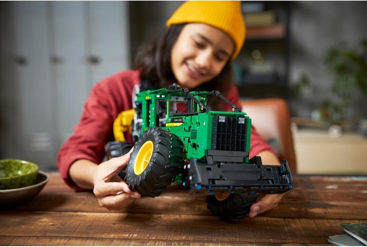 Actual product image LEGO John Deere 948L-II Skidder (42157, LEGO Technic)