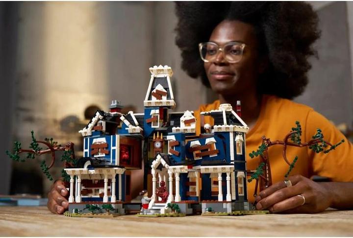 Actual product image LEGO Stranger Things: The Creel House (11370, LEGO Icons)