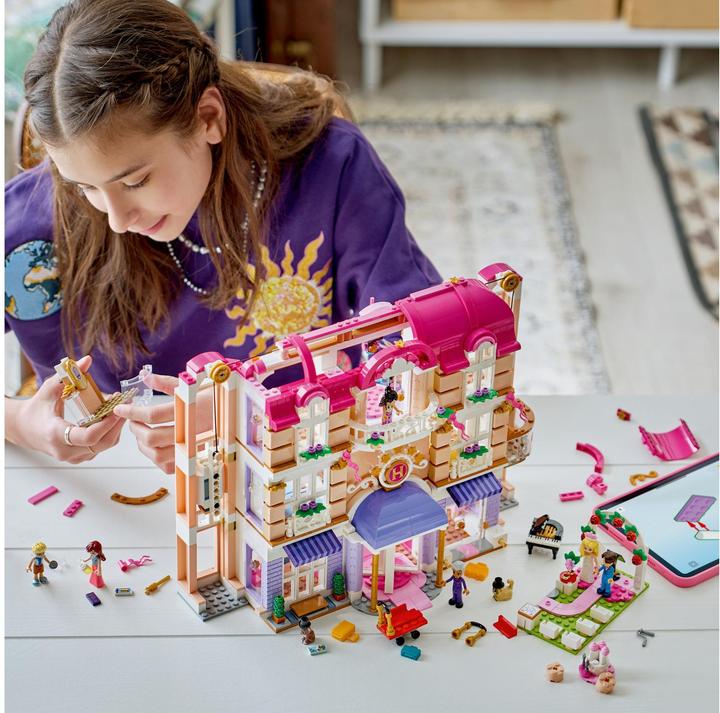Produktbild LEGO Das Grandhotel von Heartlake City (42704, LEGO Friends)