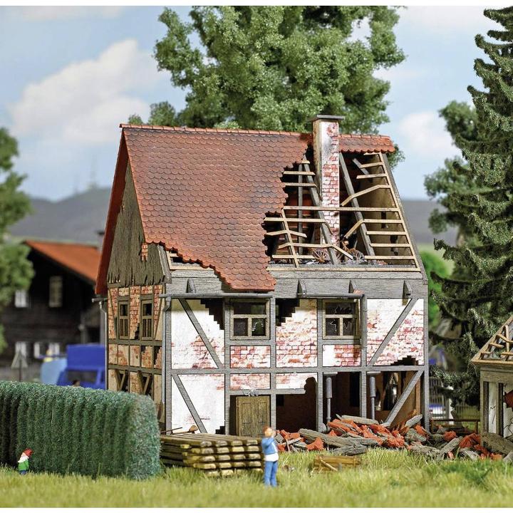 Produktbild Busch H0 Verfallenes Fachwerkhaus