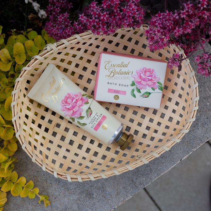 Image du produit Accentra Set de soin des mains ESSENTIAL BOTANICS - CLASSICS dans un panier en bambou, incluant 100g de (Set de manucure)