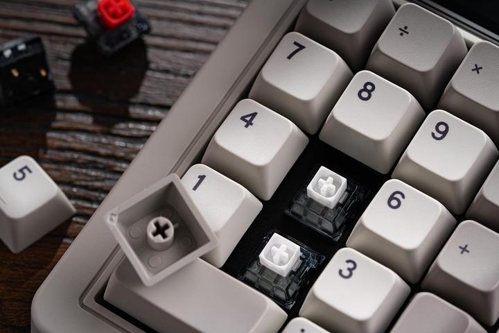 Immagine prodotto 8bitdo Numpad meccanico Retro 18 (M Edition) - Numpad (Tastierino numerico, Cablato, Senza fili)