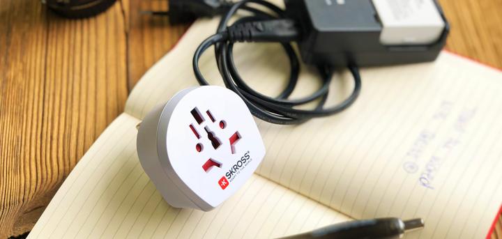 Produktbild Skross Reiseadapter World to UK