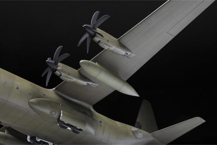 Produktbild 1:72 C-130J-30 Heavy Transport Plane