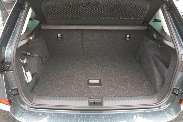 Aristar Trunk tray for Skoda Kamiq from 2019 until today (raised cargo area).