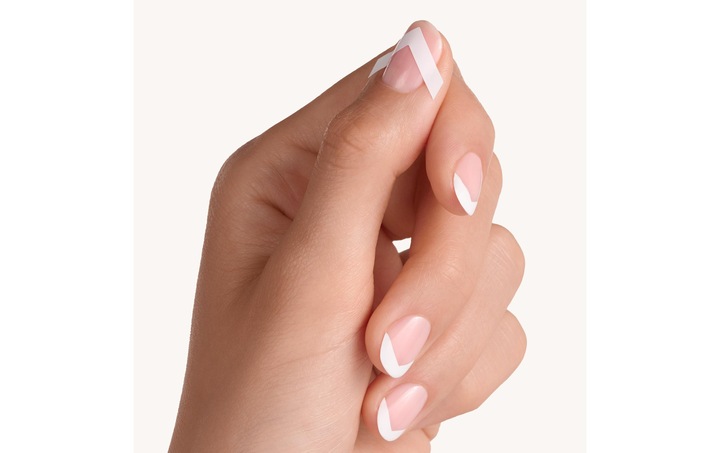 Produktbild essence Schablone French Manicure 01 French Tips & Tricks (Nagellacktrockner, Weiss)