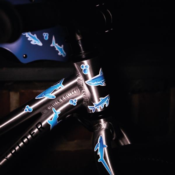 Image du produit Farbviereck Autocollants réfléchissants représentant des requins