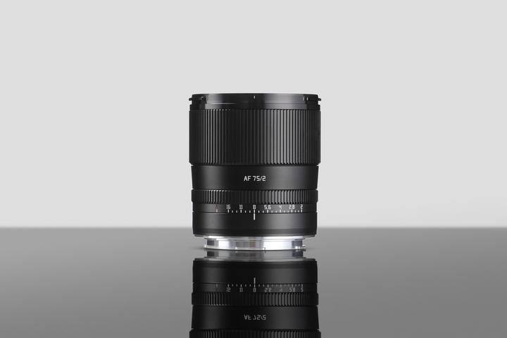 Produktbild TTArtisan AF 75mm f/2.0 Pana/Leica/Sigma L-Mount (Full Frame) (GTTAF7520-B-L) (L-Mount, Vollformat)