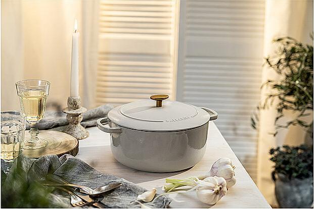 Actual product image Ballarini Cocotte BELLAMONTE 20 cm round 2.5 litre cast iron roaster white (20 cm, Casserole + Stewpot, Cast iron)