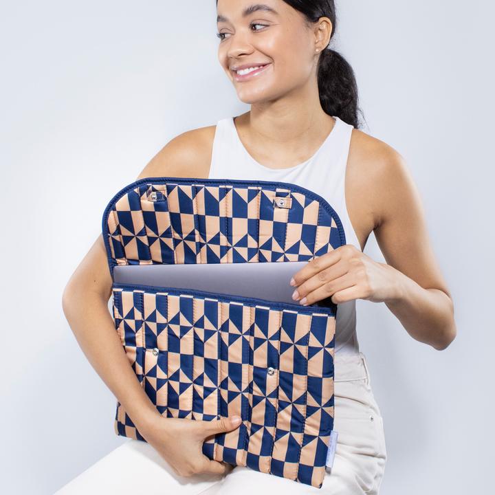 Actual product image Kind Bag Laptop Sleeve 16" Navy Coffee (16")