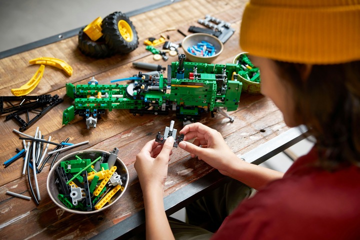 Actual product image LEGO John Deere 948L-II Skidder (42157, LEGO Technic)