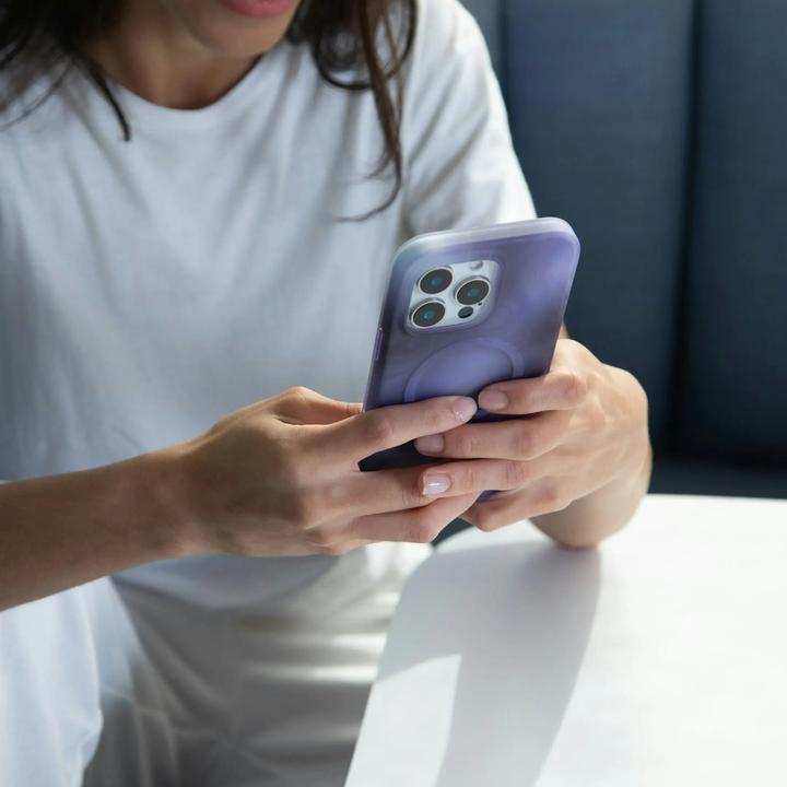 Productafbeelding Incase Halo hoesje voor MagSafe voor iPhone 16 Pro Max - Oil Slick Lilac (Apple iPhone 16 Pro Max)