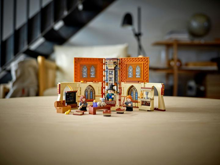 Image du produit LEGO Le moment de Poudlard : la classe de transformation (76382, LEGO Harry Potter)