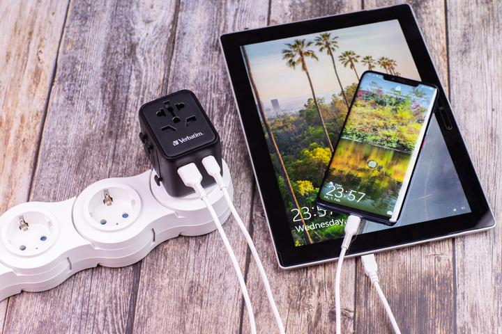 Actual product image Verbatim Universal Travel Adapter with 1 x USB-C PD 20W / 1 x USB-A QC 3.0