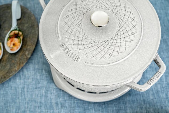 Productafbeelding Staub Twisted Cocotte 20 cm, rond, White Truffle, gietijzer 2,29 (20 cm, Braadpan + kasserol, Gietijzer)