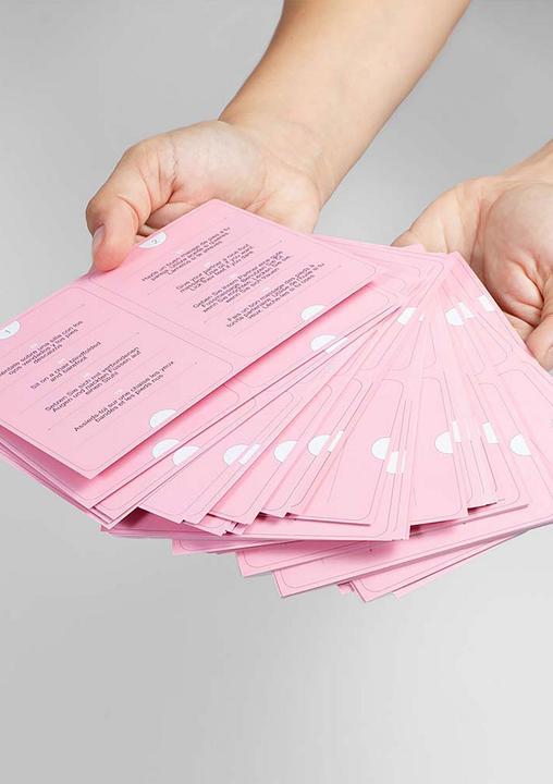 Produktbild Secret play Kartenspiel Ziehen & Spielen (ES/EN/DE/FR/NL/PT/IT) (Kartenspiel, Englisch, Französisch, Niederländisch, Portugiesisch, Italienisch, Deutsch, Spanisch)