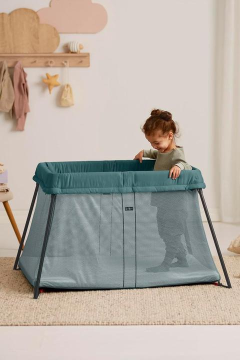 Productafbeelding BabyBjörn Travel Crib Light with Sheet, Dark Green (60 x 105 cm)