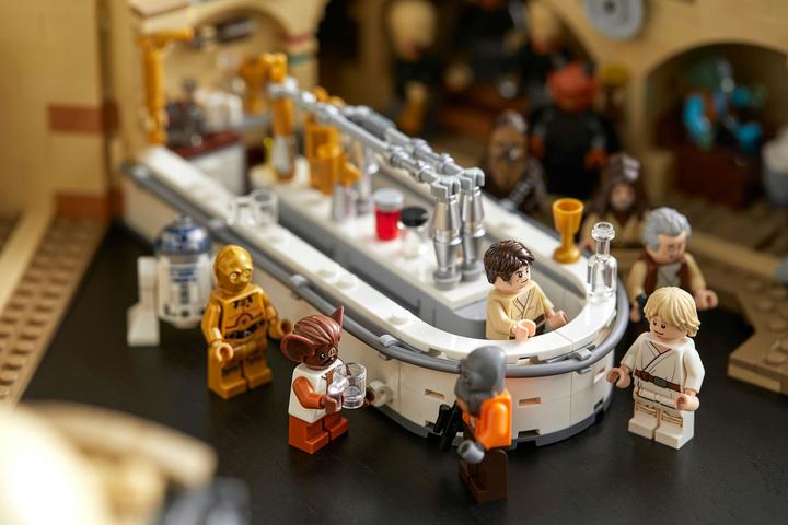 Actual product image LEGO Mos Eisley Cantina (75290, LEGO Rare Sets, LEGO Star Wars)
