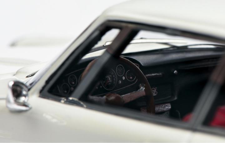 Produktbild Schuco GLAS 2600 V8 weiss 1:43