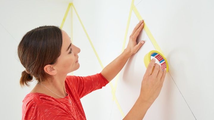 Produktbild tesa Malerkrepp PROFESSIONAL, Malerband für besonders präzises Abkleben (25 mm)