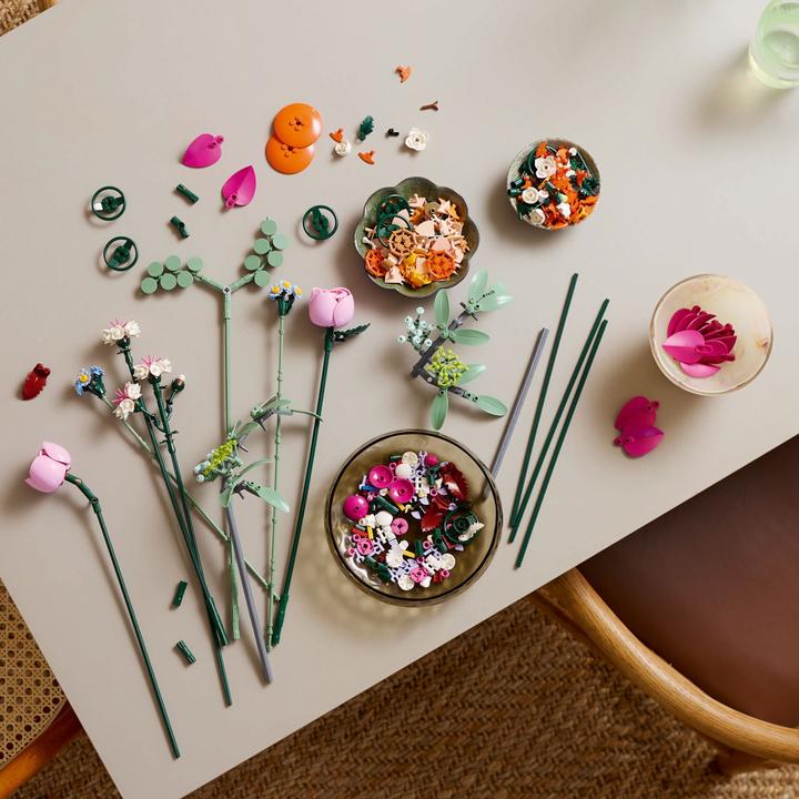 Productafbeelding LEGO Schöner Rosafarbener Blumenstrauss (10342, LEGO Icons, LEGO Botanisch)