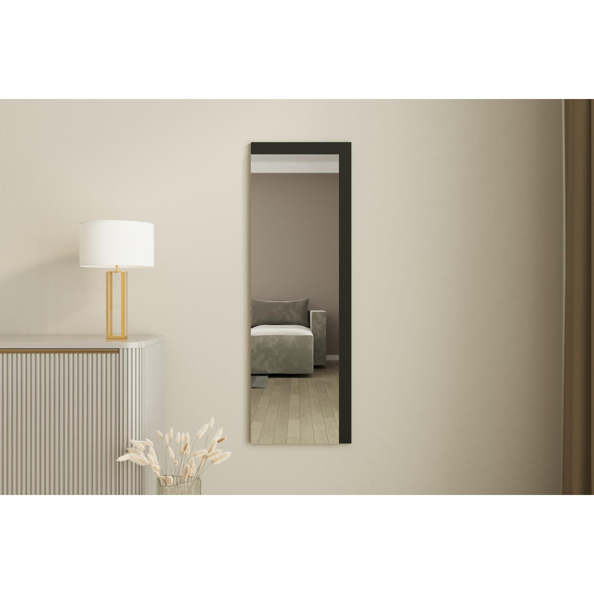 Hanah Home, Spiegel, Lariya